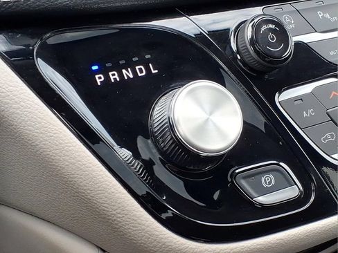 Used 2024 Chrysler Pacifica Limited FWD image 9