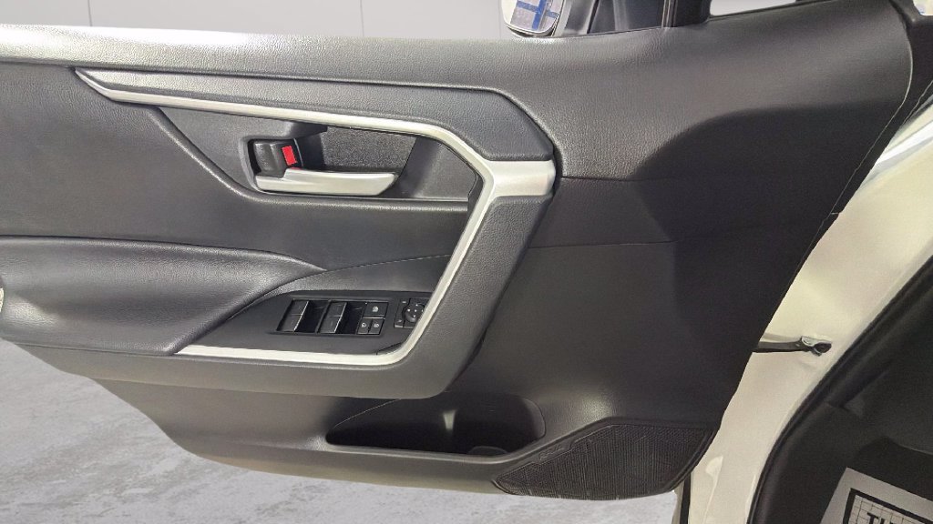 Used 2025 Toyota RAV4 XLE w/ Convenience Package FWD image 25