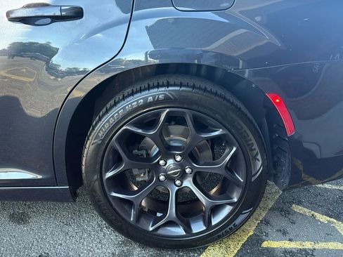 Used 2019 Chrysler 300 Touring w/ Sport Appearance Package image 34