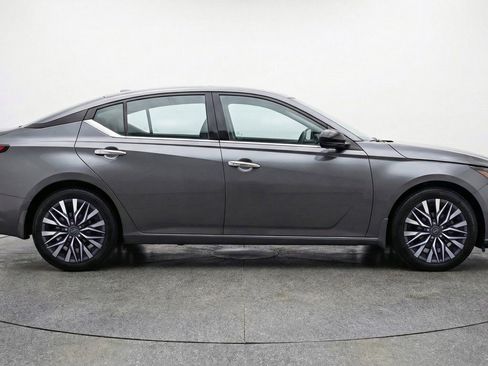 Used 2025 Nissan Altima 2.5 SV FWD image 11