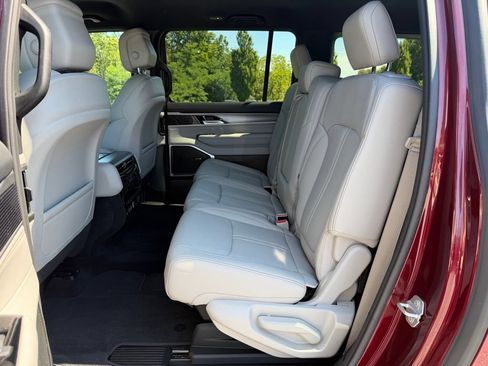 Used 2025 Jeep Wagoneer L 4WD image 19