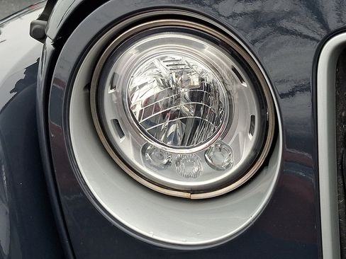 Used 2018 Jeep Wrangler Unlimited Sahara w/ Connectivity Group image 9