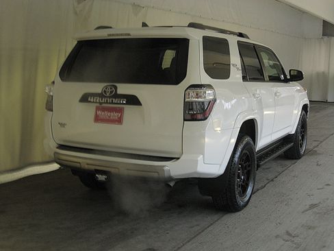 Used 2024 Toyota 4Runner TRD Off-Road Premium image 8