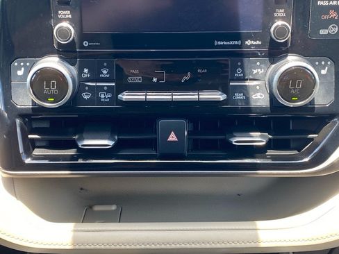 Used 2020 Toyota Highlander XLE FWD image 25