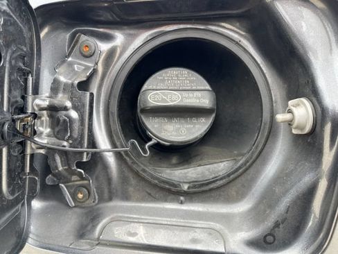 Used 2021 Toyota RAV4 LE AWD/4WD image 18