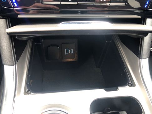 Used 2023 Ford Explorer Limited image 19