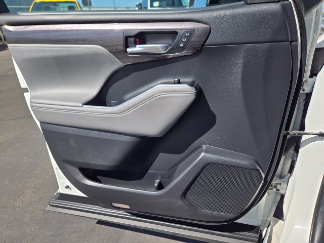 Used 2021 Toyota Highlander Platinum AWD/4WD image 13