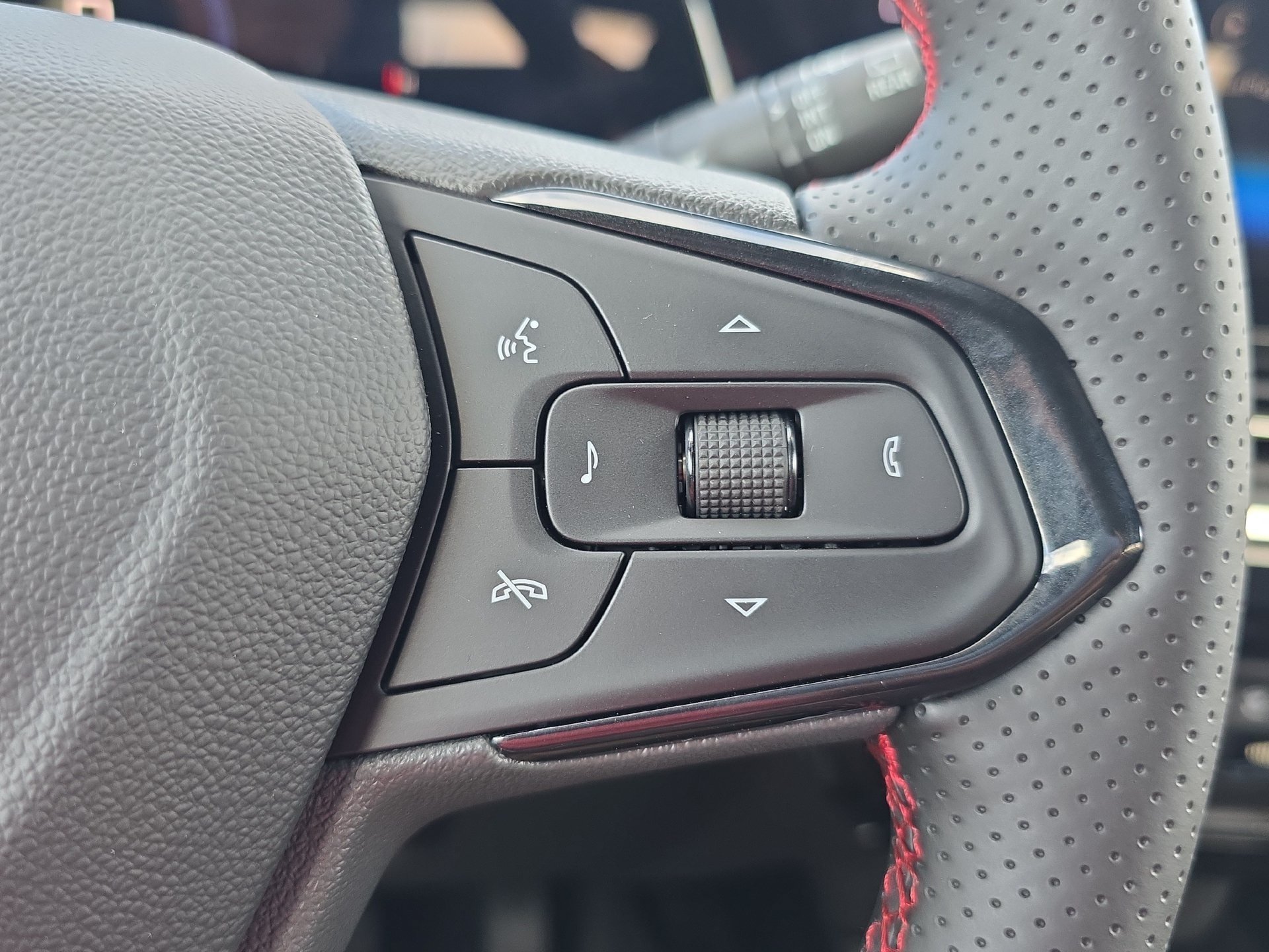 New 2026 Chevrolet Trax RS w/ Sunroof Package FWD image 14