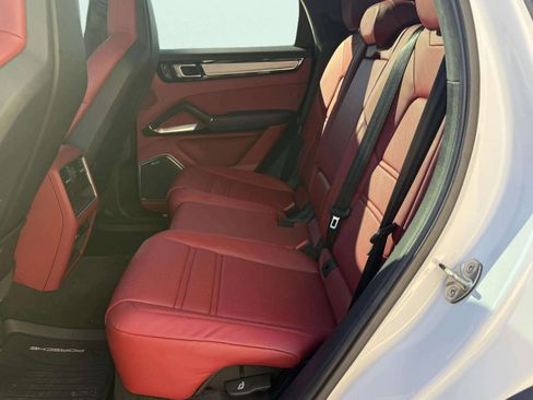 Used 2023 Porsche Cayenne Turbo image 9