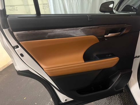 Used 2023 Toyota Highlander Platinum image 24