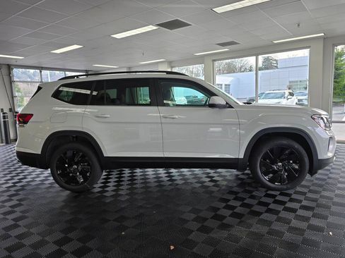 New 2024 Volkswagen Atlas SE image 3