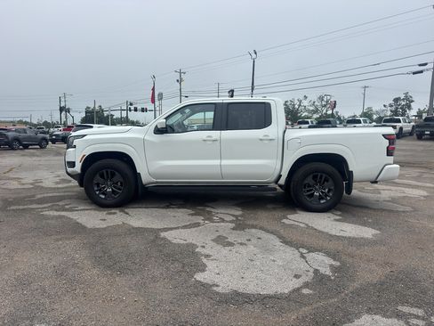 Used 2025 Nissan Frontier SV AWD/4WD image 4