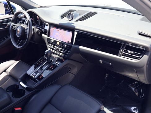 Certified 2025 Porsche Macan AWD/4WD image 24