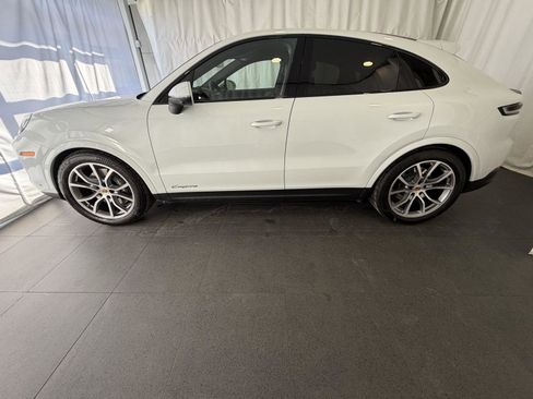 Certified 2025 Porsche Cayenne Coupe image 2