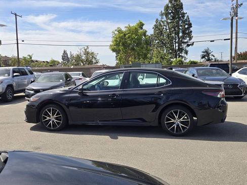 Used 2023 Toyota Camry SE FWD image 2