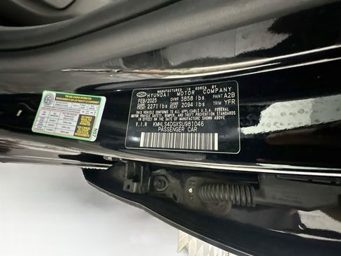 Used 2025 Hyundai Elantra SEL FWD image 12