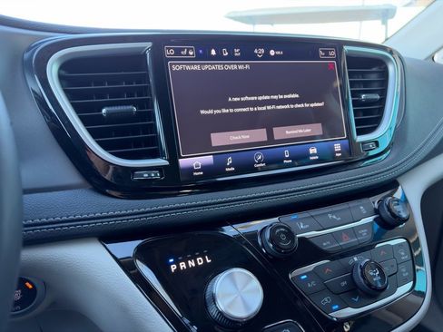 Used 2023 Chrysler Pacifica Touring-L image 24