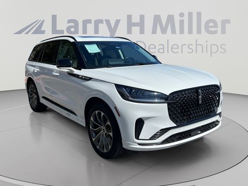 Used 2025 Lincoln Aviator AWD w/ Jet Appearance Package image 7