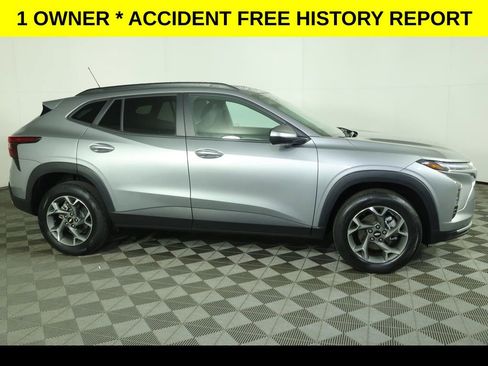 Used 2024 Chevrolet Trax LT w/ Driver Confidence Package FWD image 2