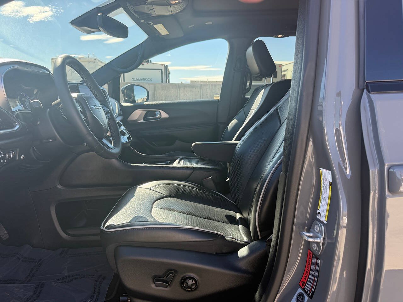 Used 2023 Chrysler Pacifica Limited w/ Uconnect Theater Family Group AWD/4WD image 16