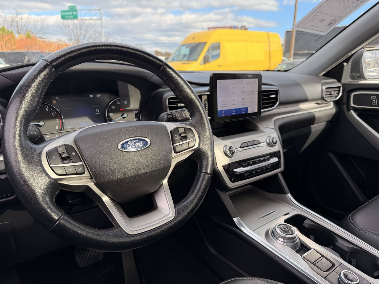 Used 2022 Ford Explorer XLT w/ Equipment Group 202A AWD/4WD image 15