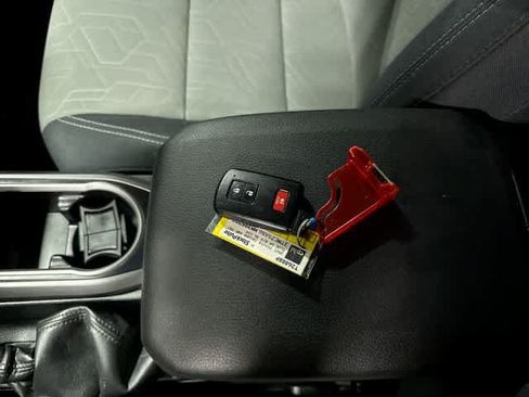 Used 2021 Toyota Tacoma TRD Sport AWD/4WD image 32