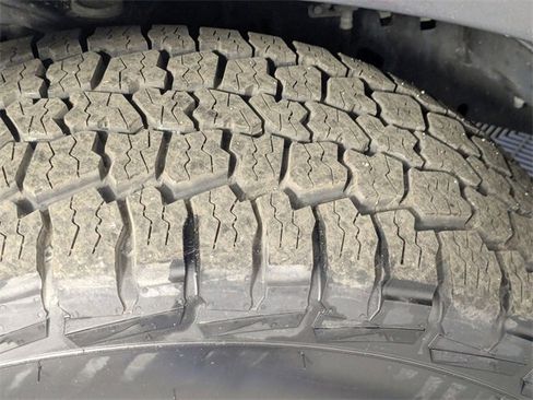 Used 2023 Ford F150 Lariat w/ Trailer Tow Package image 9