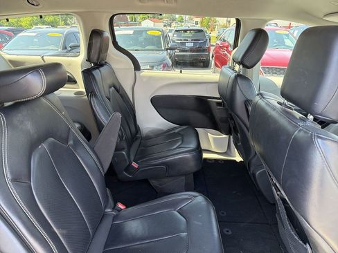 Used 2022 Chrysler Pacifica Touring-L FWD image 14