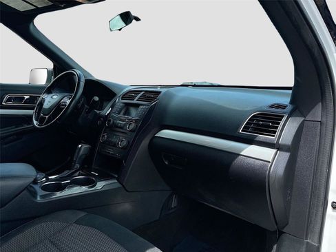Used 2017 Ford Explorer XLT image 28
