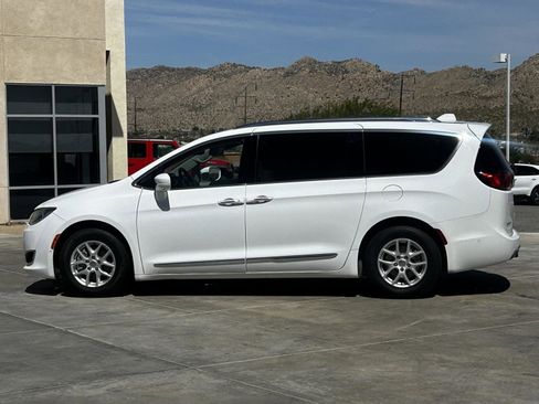 Used 2020 Chrysler Pacifica Touring-L FWD image 4