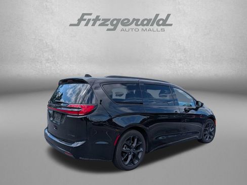 Used 2025 Chrysler Pacifica Limited FWD image 7