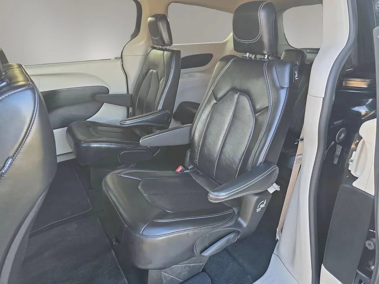 Used 2023 Chrysler Pacifica Touring-L FWD image 19