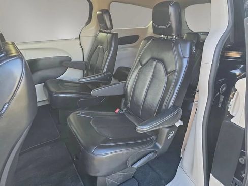 Used 2023 Chrysler Pacifica Touring-L FWD image 19