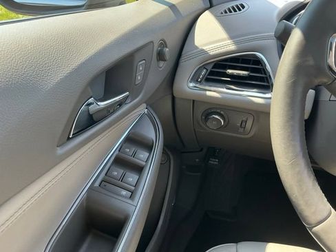 Used 2017 Chevrolet Cruze Premier FWD image 22