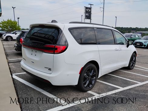 Used 2025 Chrysler Pacifica Limited AWD/4WD image 3