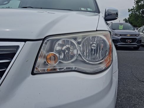 Used 2016 Chrysler Town & Country Touring-L FWD image 10