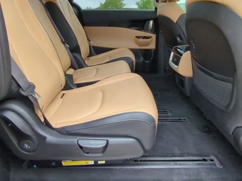 Used 2024 Kia Carnival EX image 21
