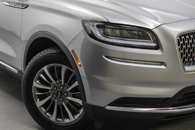 Used 2023 Lincoln Nautilus AWD w/ Premium Package image 2