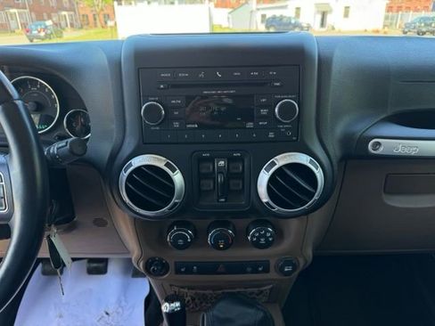 Used 2015 Jeep Wrangler Unlimited Sahara w/ Connectivity Group AWD/4WD image 19