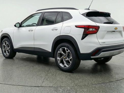 Used 2025 Chevrolet Trax LT w/ LT Convenience Package image 6
