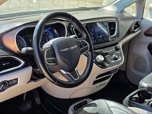 Used 2017 Chrysler Pacifica Touring-L FWD image 10