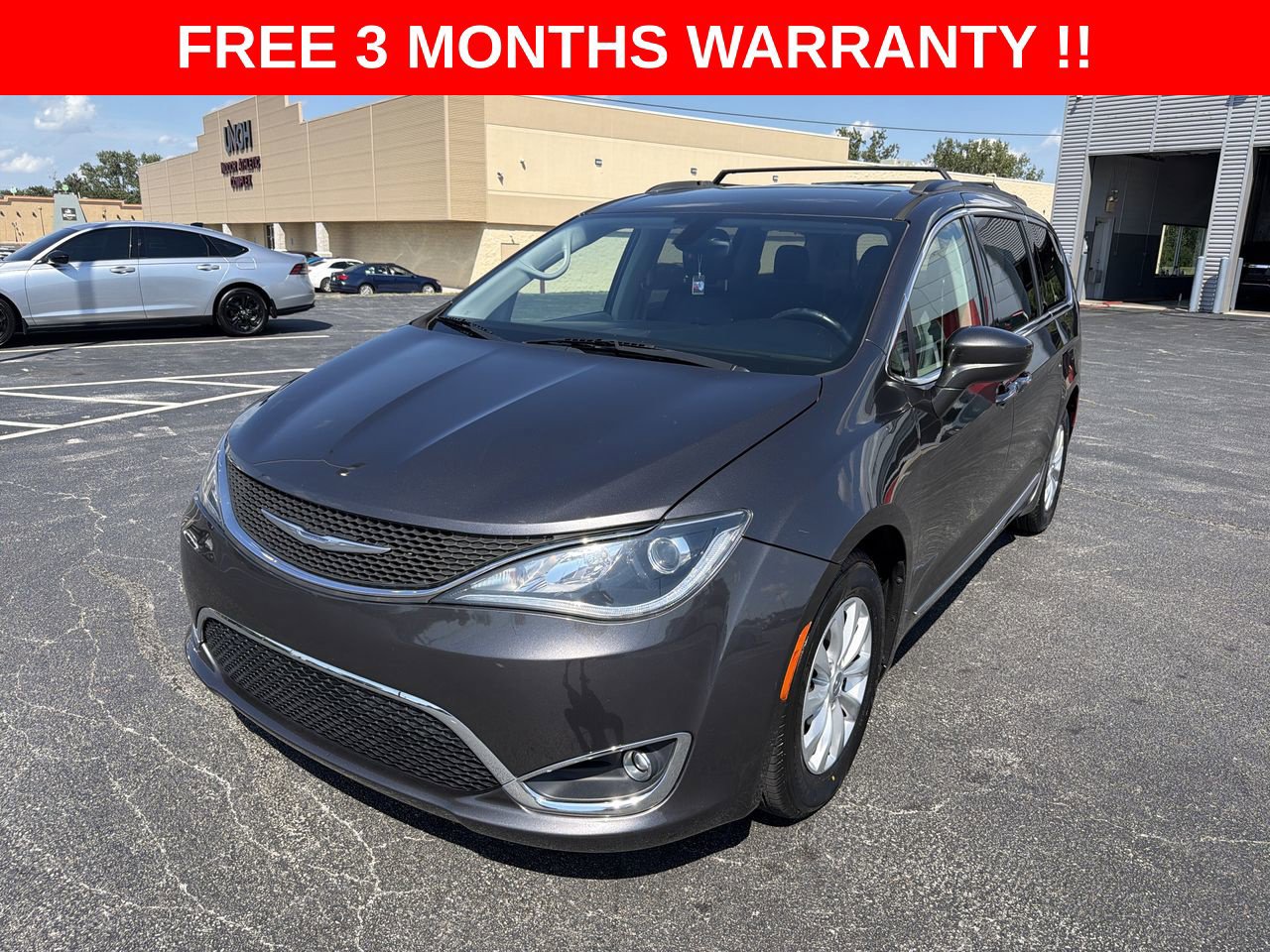 Used 2017 Chrysler Pacifica Touring-L FWD image 26