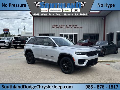 Used 2024 Jeep Grand Cherokee Altitude RWD image 1