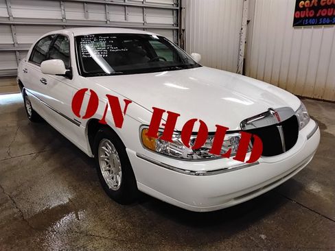 Used 1999 Lincoln Town Car Signature RWD image 1
