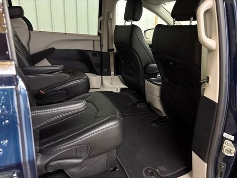 Used 2023 Chrysler Pacifica Touring-L FWD image 14