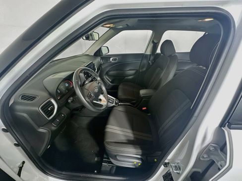 Used 2025 Hyundai Venue SEL FWD image 13