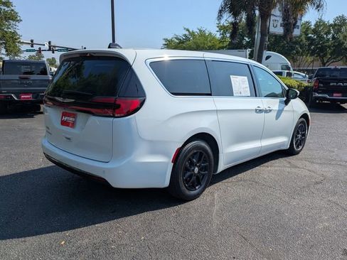 Used 2023 Chrysler Pacifica Touring-L FWD image 4
