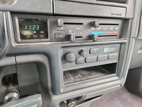 Used 1993 Toyota Pickup Deluxe image 12