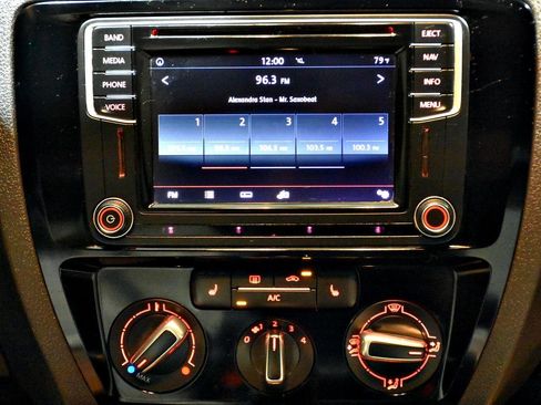 Used 2016 Volkswagen Jetta Sport FWD image 17