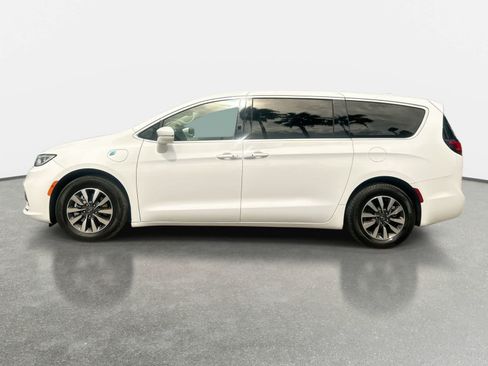 Used 2022 Chrysler Pacifica Touring-L FWD image 4